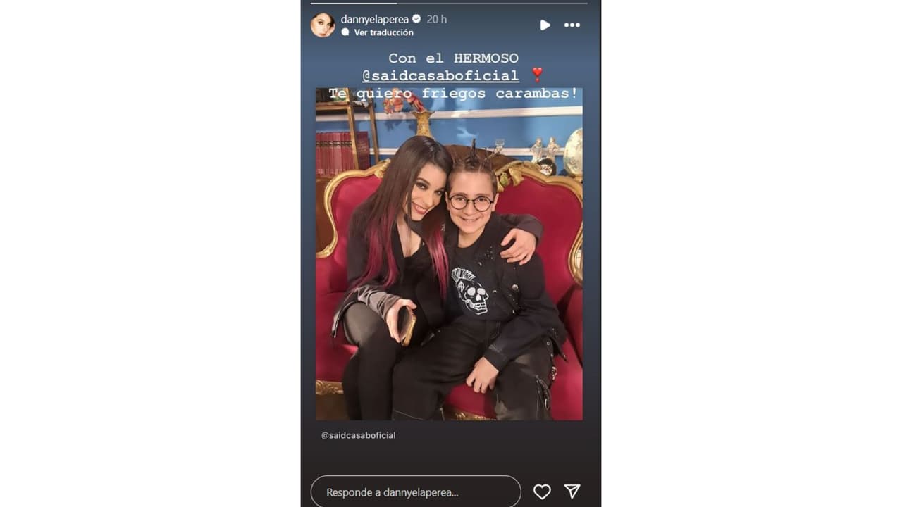 Danny Perea posa con Said Casab, su hijo en la serie Vecinos.