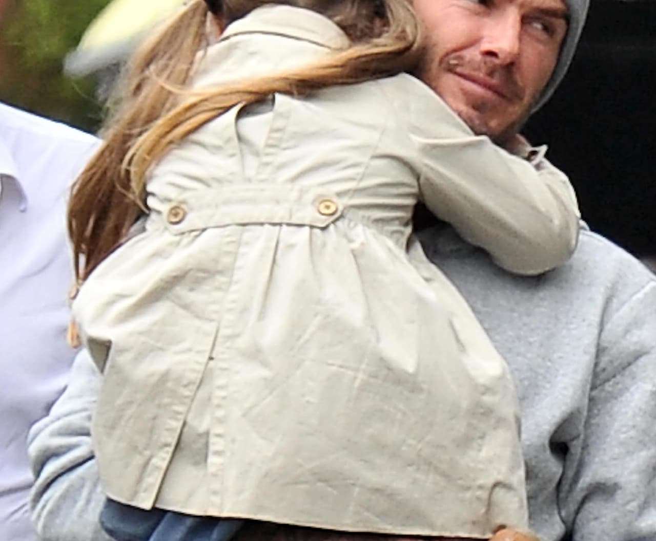 Harper sólo quería estar entre los brazos de su padre.