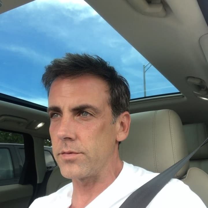 <b>Carlos Ponce</b> fue breve y comentó: "Haz lo posible que Dios hará lo imposible"
