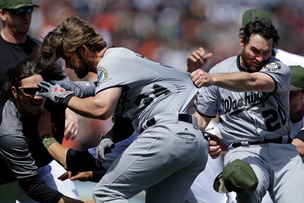 Los jugadores que se metieron en el pleito fueron expulsados del juego y, sin duda, enfrentarán una suspensión de parte de la liga.
