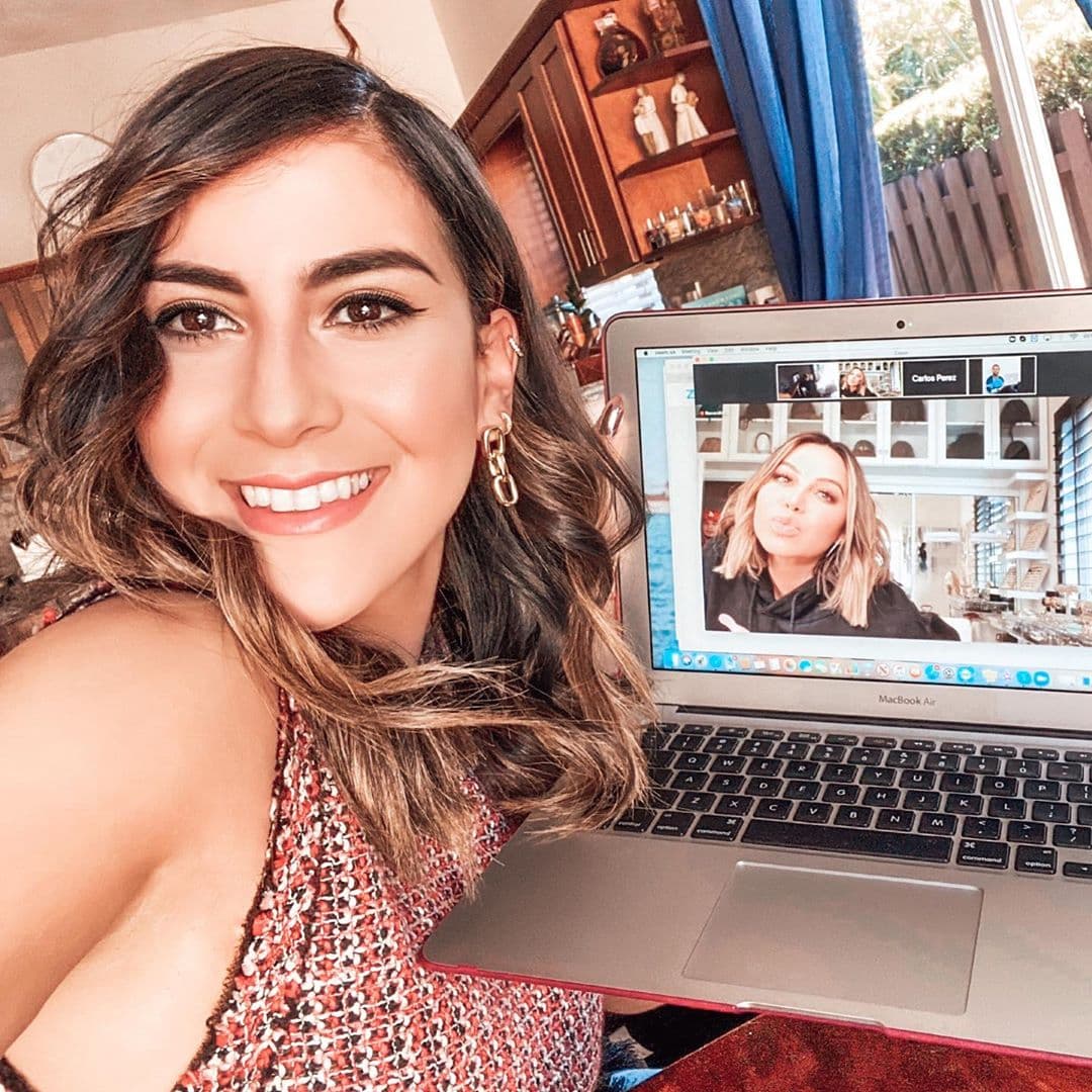 Ella adora presentarnos la actualidad del mundo del espectáculo y a sus 27 años ya tiene encaminada su carrera en periodismo.