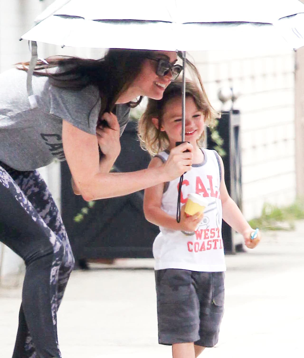Noten como Noah está muy divertido cubriéndose con este accesorio.