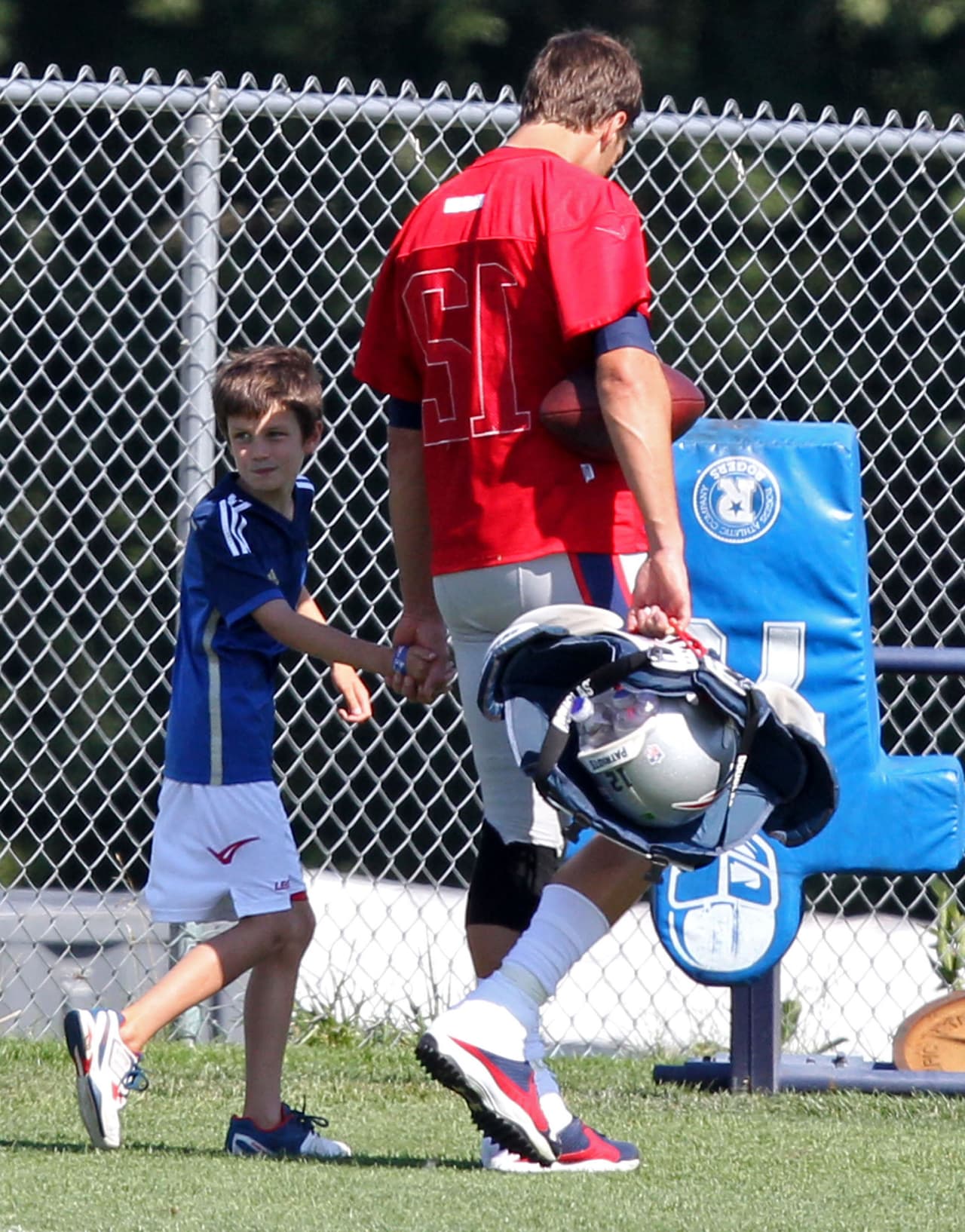 Acompañar a papá a su trabajo -en este caso a entrenar- puede ser muy divertido, sino pregúntenle a los hijos del mariscal de campo, Tom Brady.