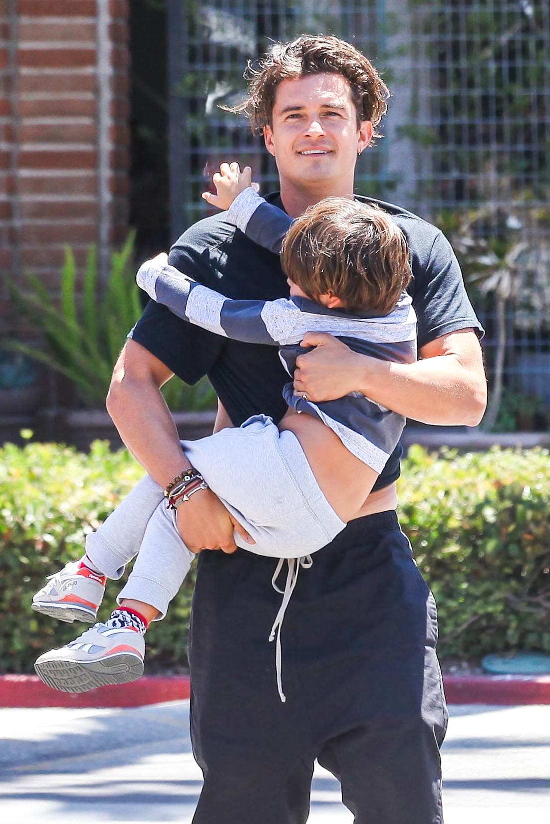 El pequeño Flynn no paró de colgarse en los hombres de su guapo padre, Orlando Bloom.