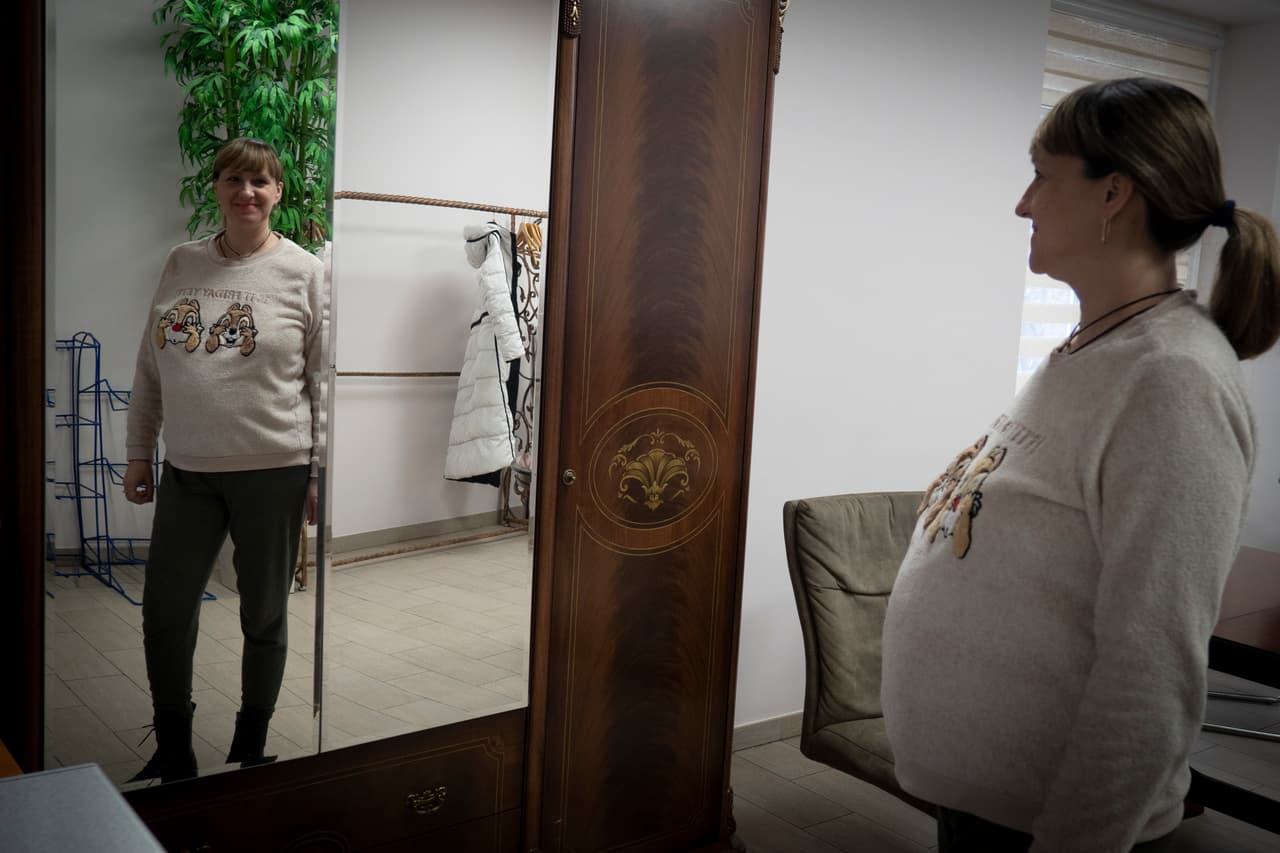 Olesya, una madre por gestación subrogada.