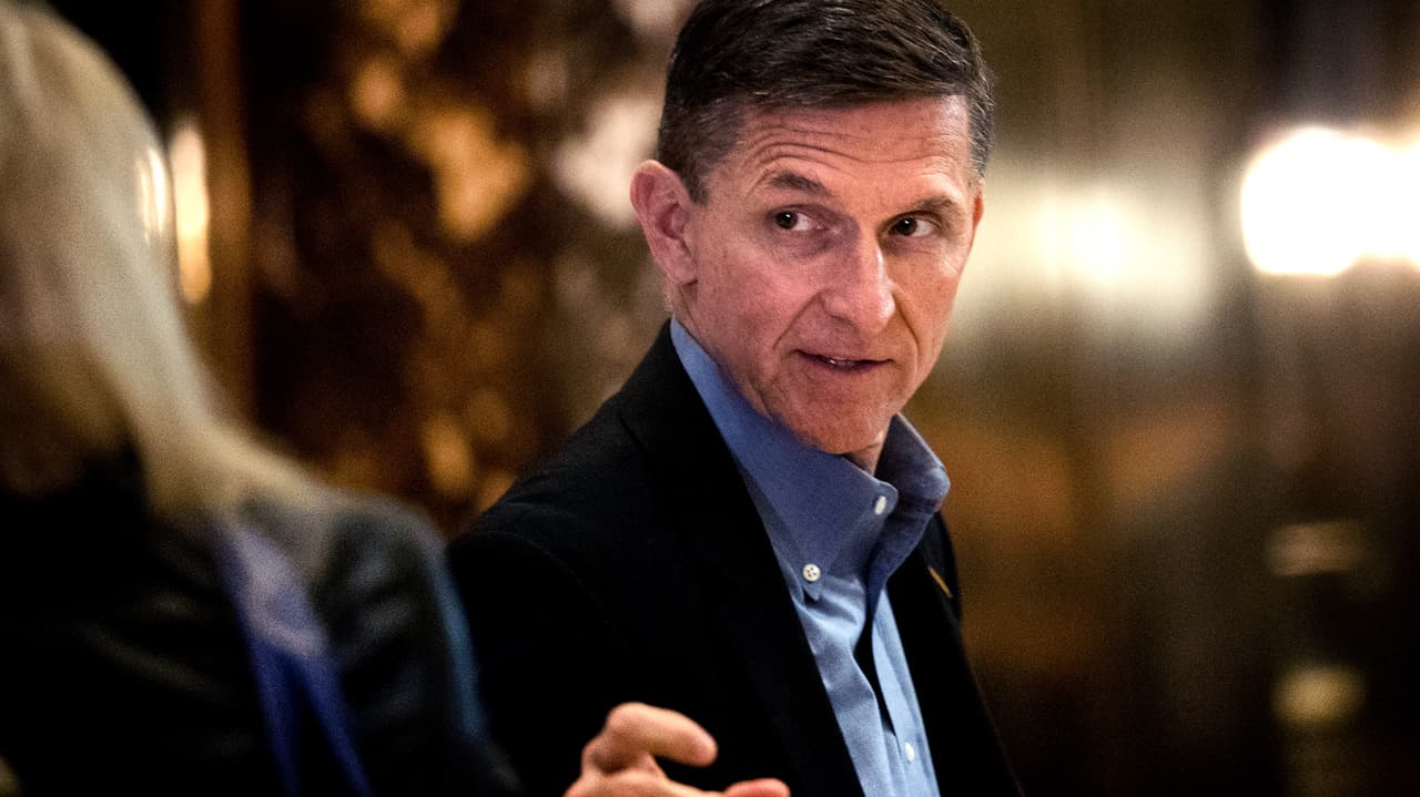 Flynn y el círculo cercano de Trump que cree en una "realidad paralela" basada en noticias falsas