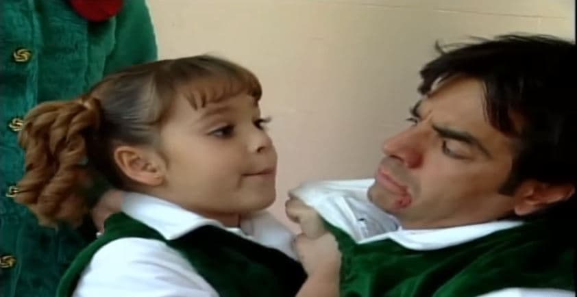 Ludovico P. Luche sufrió las consecuencias de no haber terminado su "payasito lámpara servilletero" cuando era un niño y cursaba la primaria, por lo que tuvo que regresar a su antiguo colegio para completar su educación básica. Fue ahí donde se encontró con María Belén.