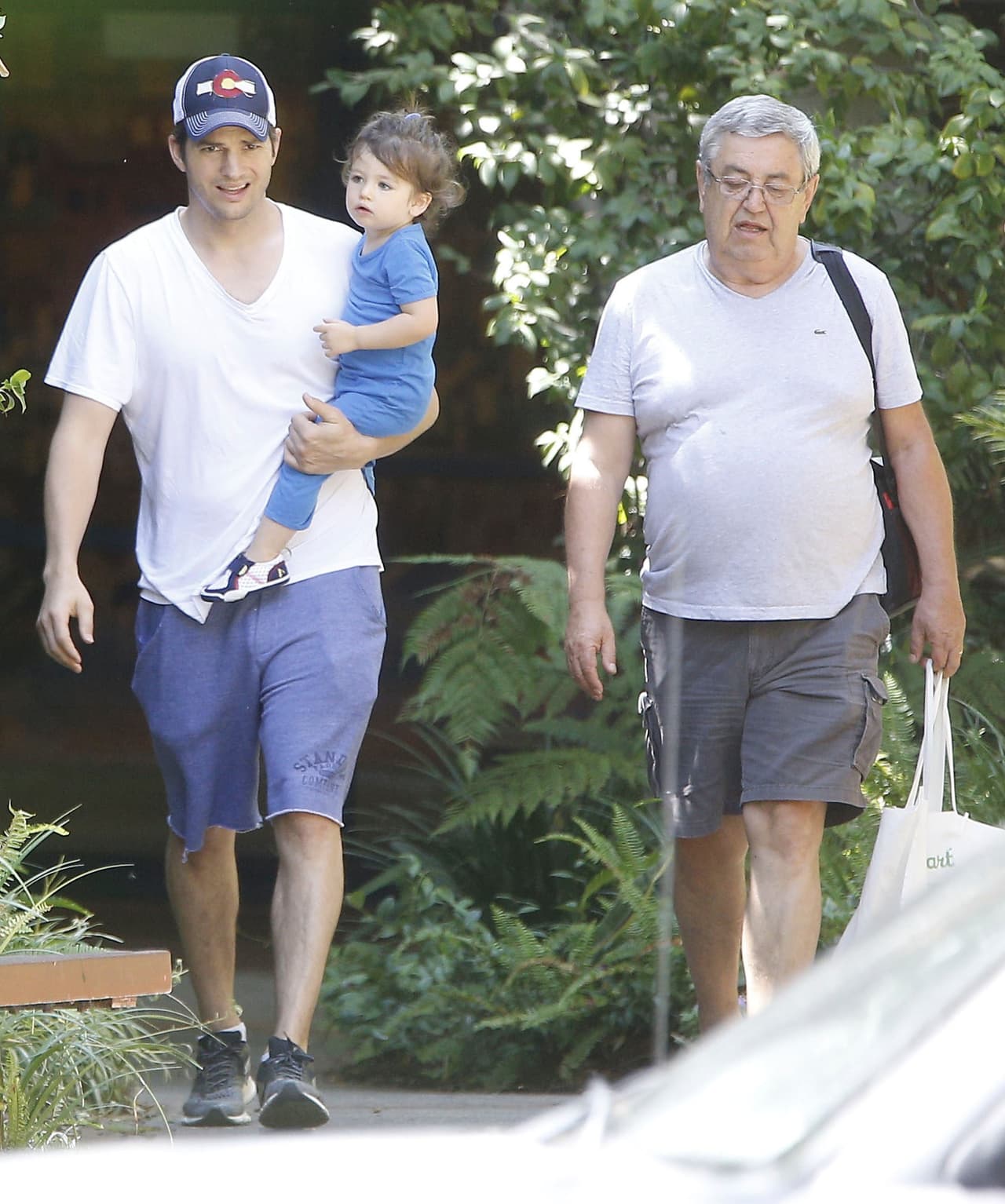 Acabó la visita con el abuelo Kunis, y era hora de volver a casa con mami Mila.