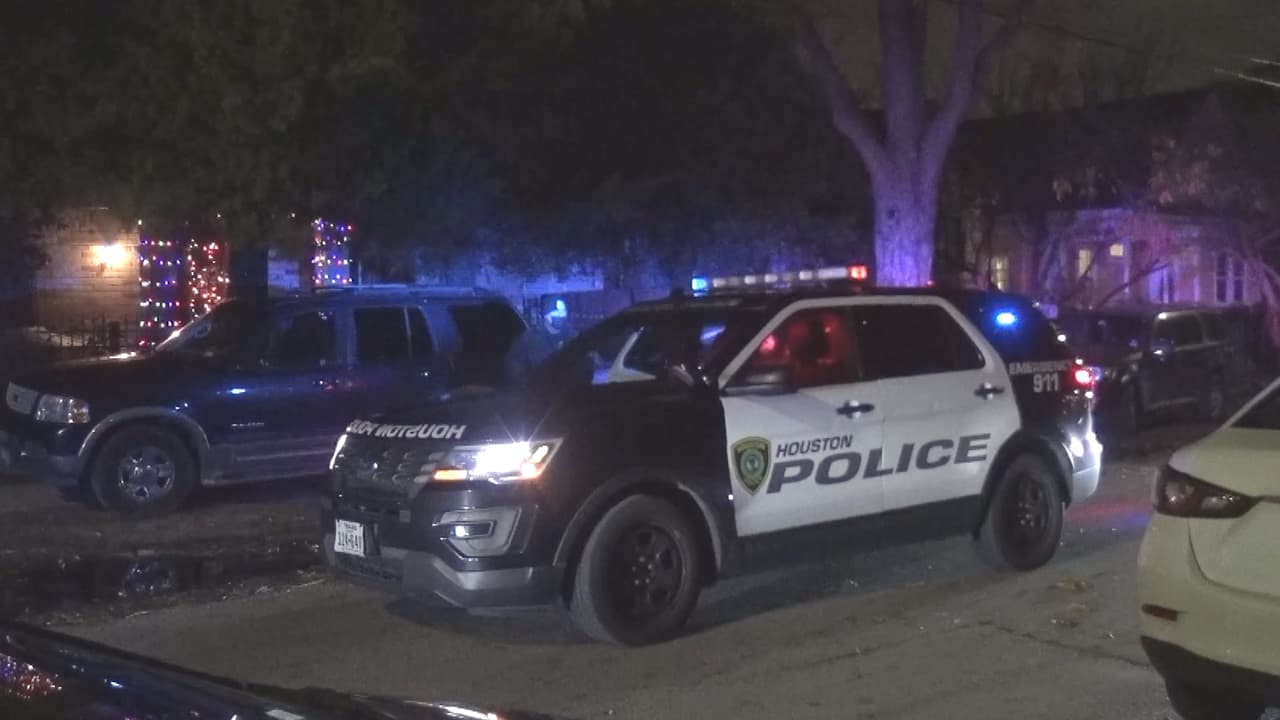 El hombre fue arrestado y enfrenta cargos. La investigación en el caso continúa.