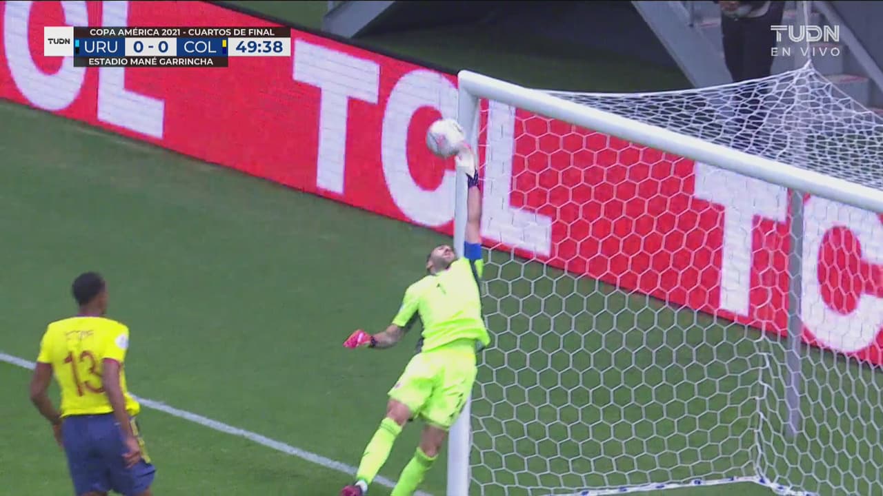 Atajadota de Ospina a tiro de Nández que se metía al segundo palo