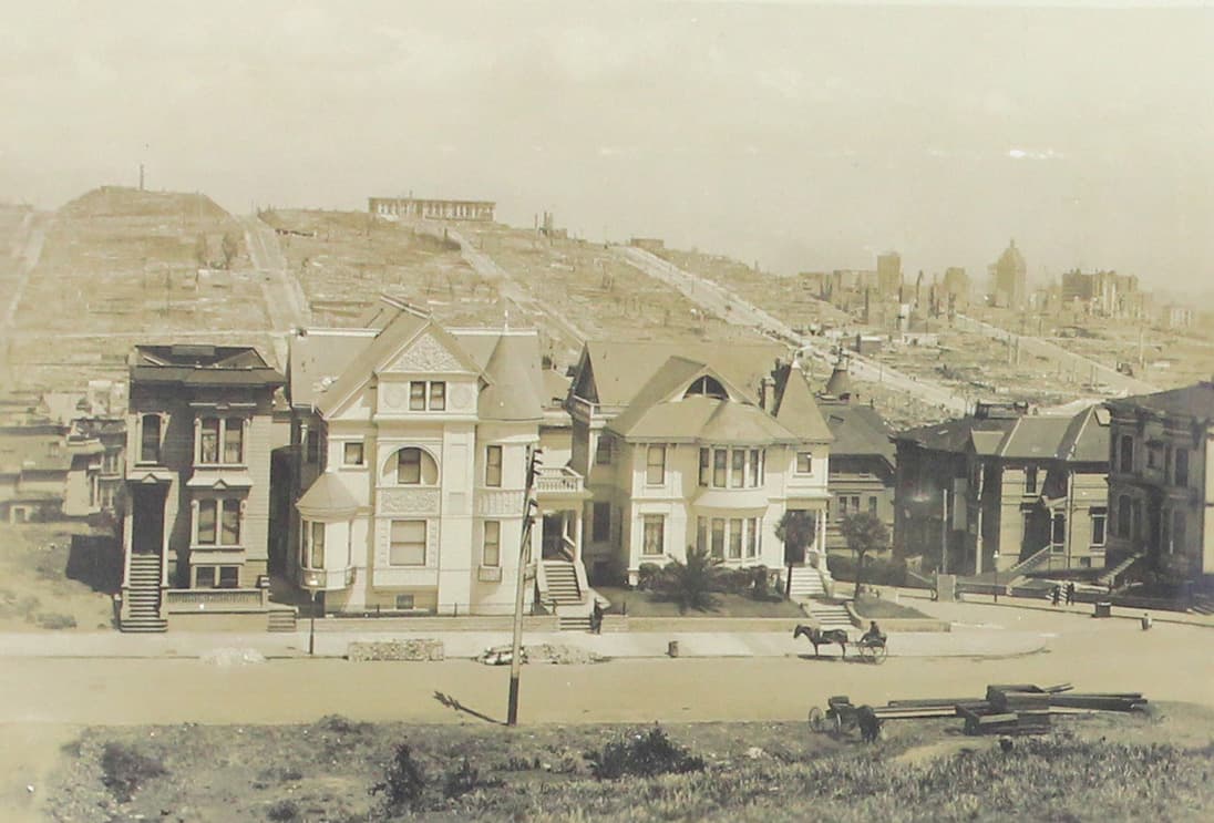 Hogares que sobrevivieron los destrozos del terremoto. En la distancia se perciben las zonas baldías que dejó la catástrofe.