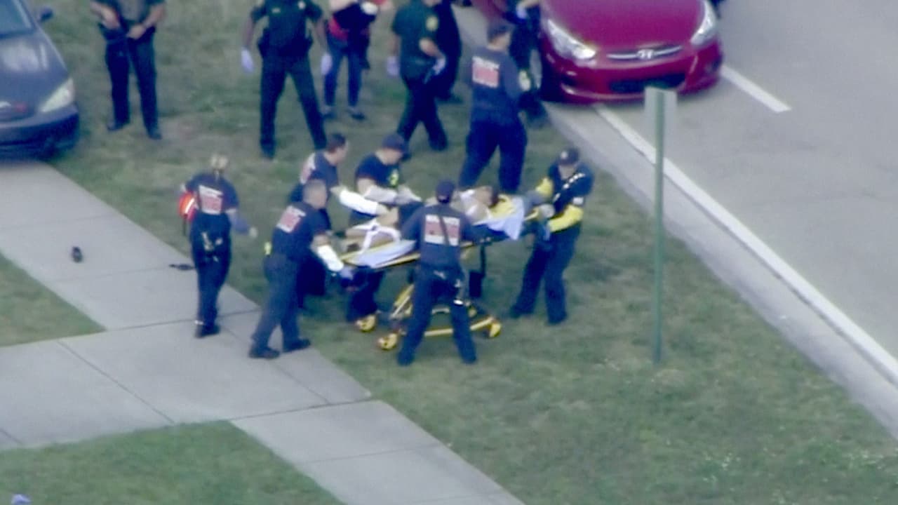 Rescatistas trasladan a uno de los heridos. Dan Booker, jefe de bomberos de las localidades cercanas de Margate y Coconut Creek, indicó que el número de heridos podría llegar a estar entre los 20 y los 50.