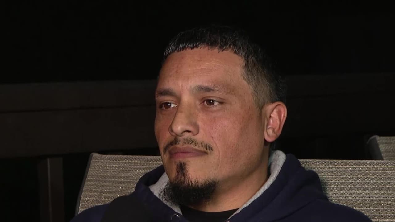 El padre de Evelyn,
<b>Gerardo</b>, relató que ver el video fue doloroso.
<br>
<br>“Gracias a Dios no miré el video hasta después. Yo confronté al agente y le dije ¿Cuánto pesas? Y se rió. Le dije: así me estás diciendo, cuando pusiste todo tu peso en mi hija y se reían”, contó con indignación.