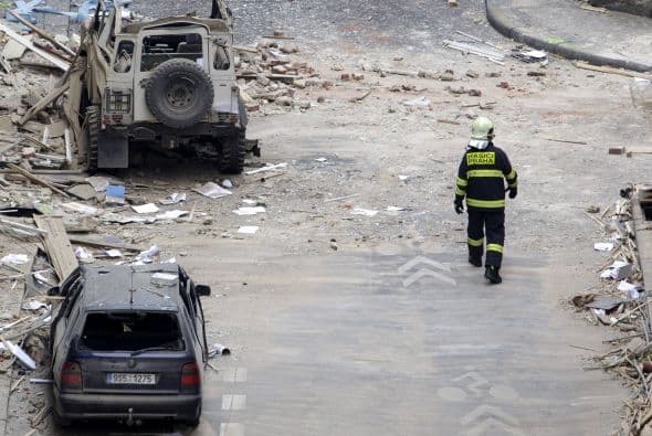 La zona aledaña al Teatro Nacional y a la célebre Cafetería Slavia aparecía desierta y a ella sólo podían acceder las ambulancias, los bomberos y los coches de policía.