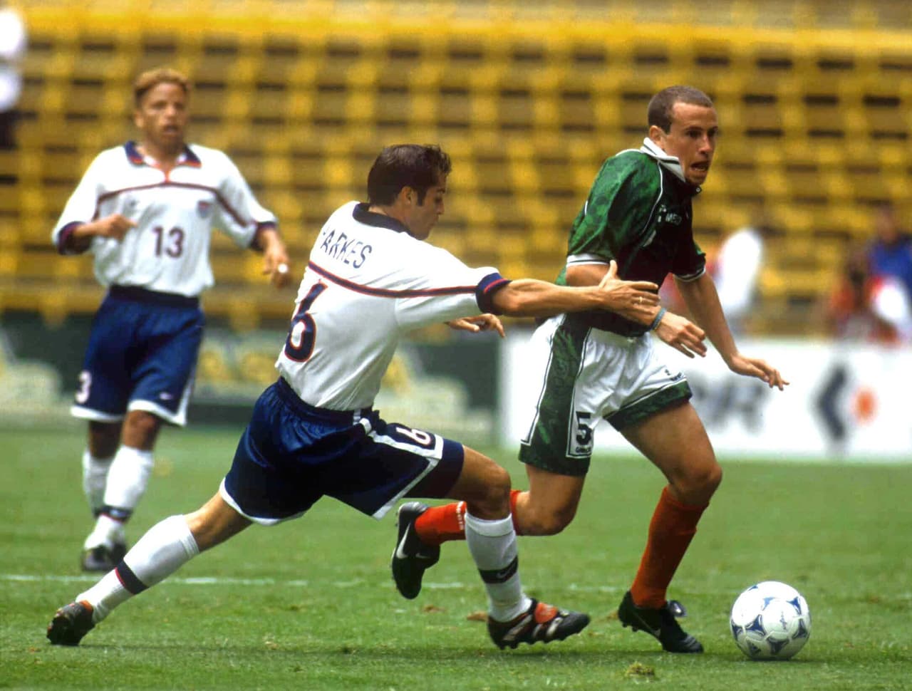 Los estadounidenses tuvieron una defensa cerrada que complicó la intención mexicana por llegar a la final en el estadio Azteca. El partido se fue a tiempo suplementario.