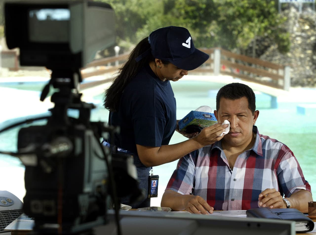 Aló Presidente" was a TV show that aired every Sunday. It was presented by Hugo Chavez and hadno time limit. lasting up to seven hours. The president used it, among other things, to attack his "enemies," opponents, leaders, media and journalists. (August 1, 2004)