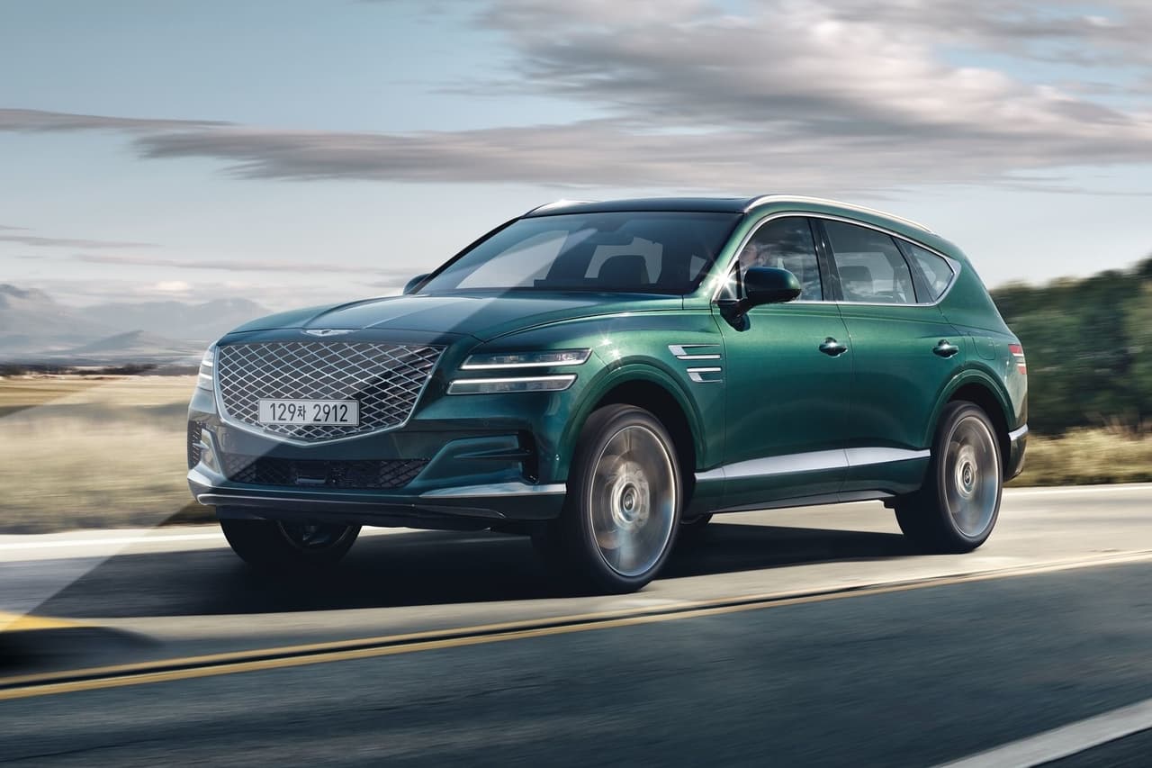 En cuanto a su suspensión, la GV80 incluye sensores que leen el trayecto que se va atravesando para ajustar electrónicamente los amortiguadores y contrarrestar los impactos de los baches.