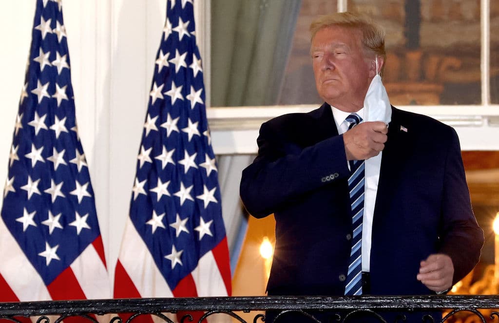 Trump restó importancia al coronavirus y a los consejos de su propio gobierno para evitar contagios de la enfermedad, llegando incluso a sugerir que 
<a href="https://www.univision.com/noticias/opinion/las-ocurrencias-de-trump-infectan-mas-que-el-coronavirus">el virus desaparecería “por sí mismo”</a>. En la imagen, el expresidente el pasado 5 de octubre, días después de 
<a href="https://www.univision.com/noticias/salud/el-coronavirus-no-discrimina-pero-la-casa-blanca-sigue-desafiandolo-aun-despues-del-contagio-de-trump">haber sido diagnosticado con coronavirus</a>.