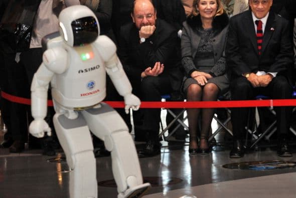 ¿Qué tal la cara de alegría del funcionario sentado junto a la exprimera dama chilena?