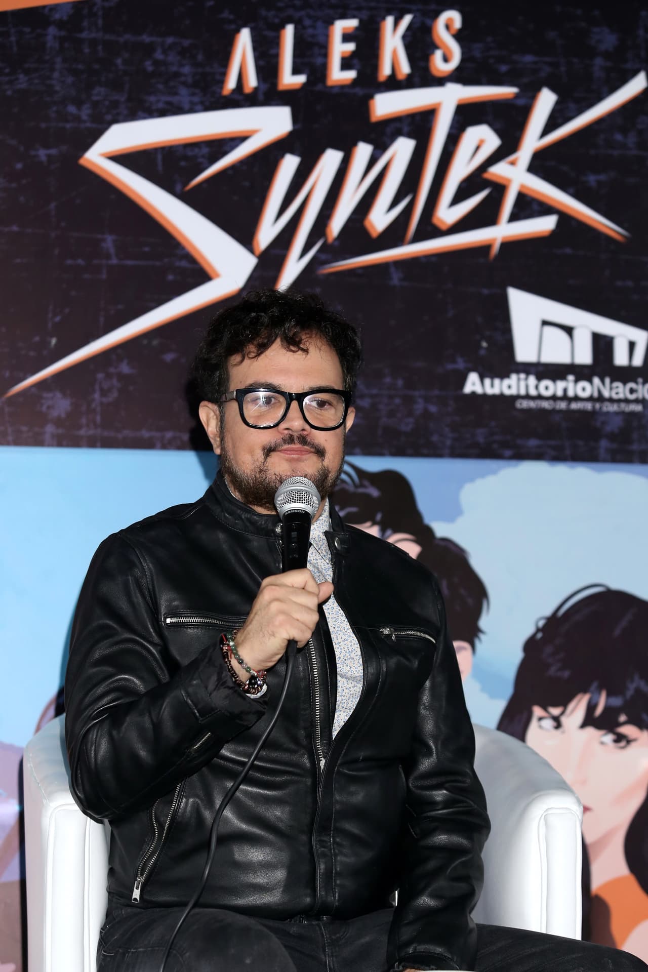 Esto ocurrió durante una entrevista con Adela Micha
<b> </b>en su programa digital 
<b><a href="https://www.youtube.com/watch?time_continue=2667&v=JbeeL_Gpjas" target="_blank">La Saga</a></b>: "El reggaetón me tiene hasta la madre [...] Hay que controlar los instintos animales, si no nos volvemos changos. Y 
<b>el reggaeton viene de los simios</b>", dijo Syntek en aquella ocasión.