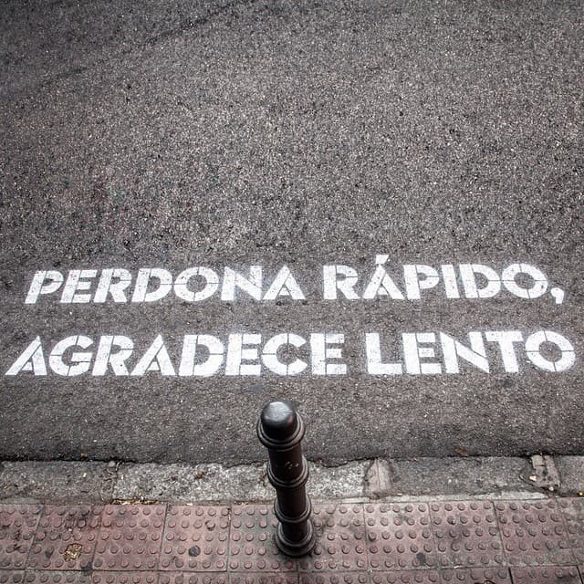 Dos años después de que aparecieran las frases de los pasos peatonales, decenas de madrileños continúan compartiendo imágenes de los versos en Instagram.