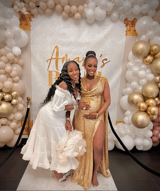 Durante esta nueva faceta de su maternidad, Amara sigue abrazando looks coloridos y brillantes, característicos de su estilo desde hace tiempo, como el de su baby shower.