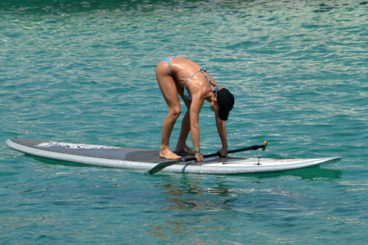 ¡Ya hasta de remar tuvo tiempo la guapa actriz!