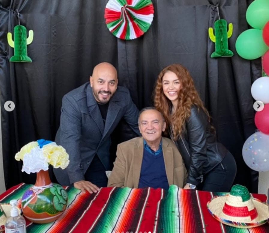 Pero también compartió otras en las que
<b><a href="https://www.univision.com/shows/despierta-america/lupillo-rivera-responde-boda-giselle-soto" target="_blank"> don Luis está junto a Lupillo Rivera</a></b>, como esta que se presume fue tomada en las pasadas Fiestas Patrias mexicanas.