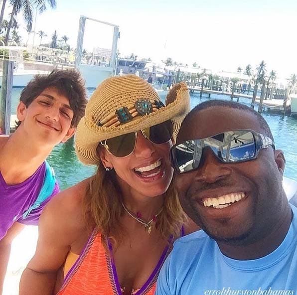 Disfrutando al máximo con el capitán del barco.