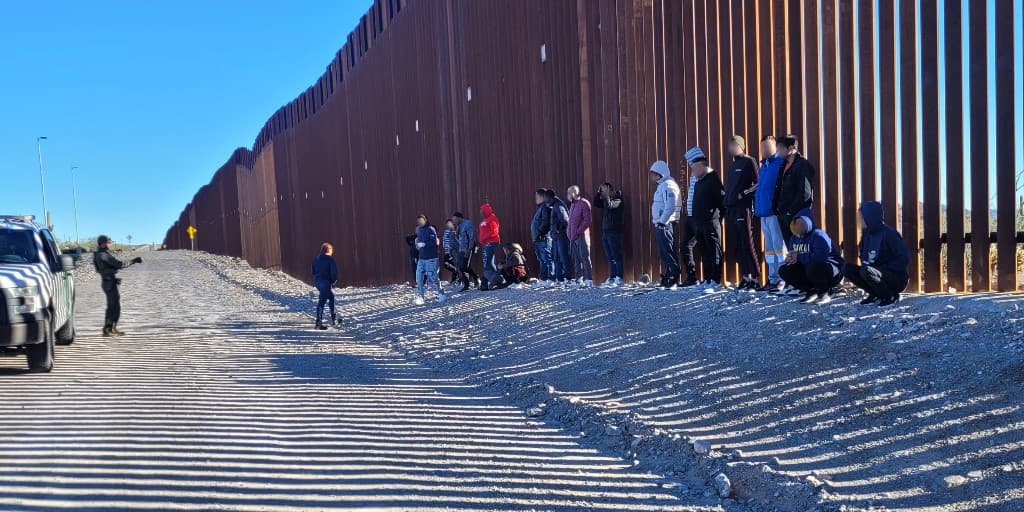 Entre el 12 y el 15 de enero, agentes de la estación Ajo hallaron tres grupos de por lo menos 25 migrantes. El jueves se halló uno de 26 personas, entre quienes había ciudadanos de siete países.