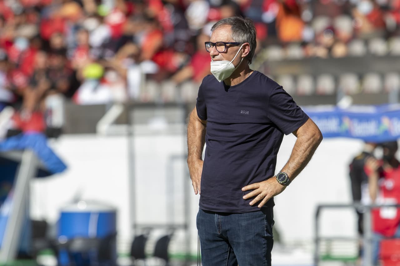 Holan no logró descifrar como abrir a la fuerte defensiva rojinegra.