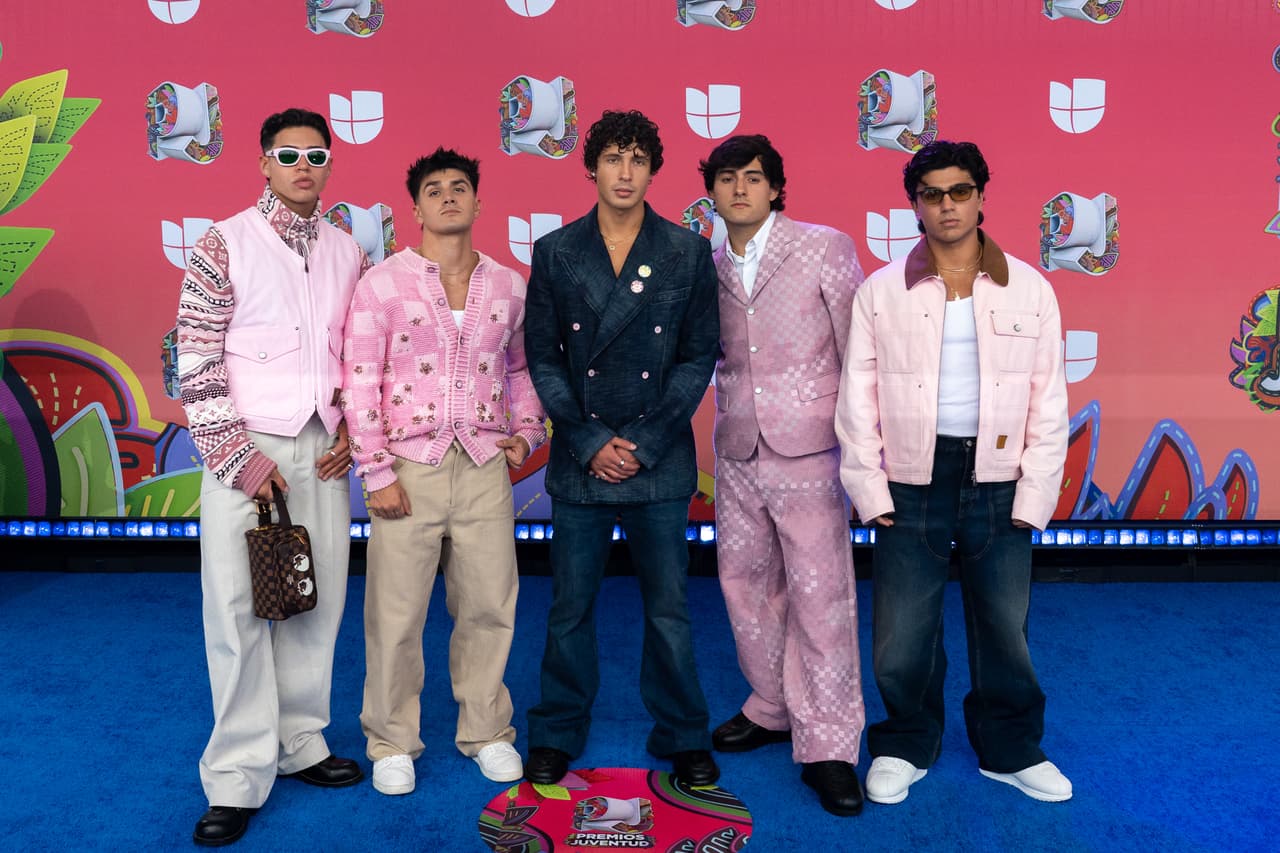 Los chicos de 
<b>DND</b> se presentaron a la alfombra azul de Premios Juventud 2025.
