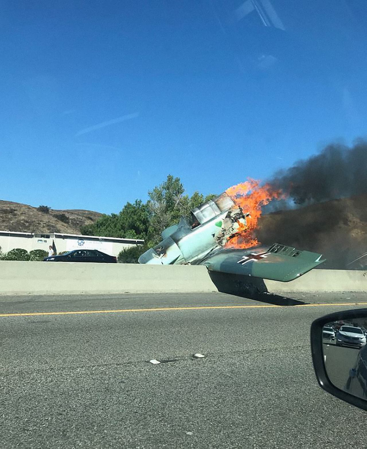 <b>Un avión de la Segunda Guerra en la autopista.</b> La anacrónica escena impresionó a los testigos. Un aeroplano decorado con los símbolos alemanes de la Segunda Guerra Mundial se estrelló en una autopista en Angora Hill, California, y el piloto resultó ileso. 23 de octubre de 2018.