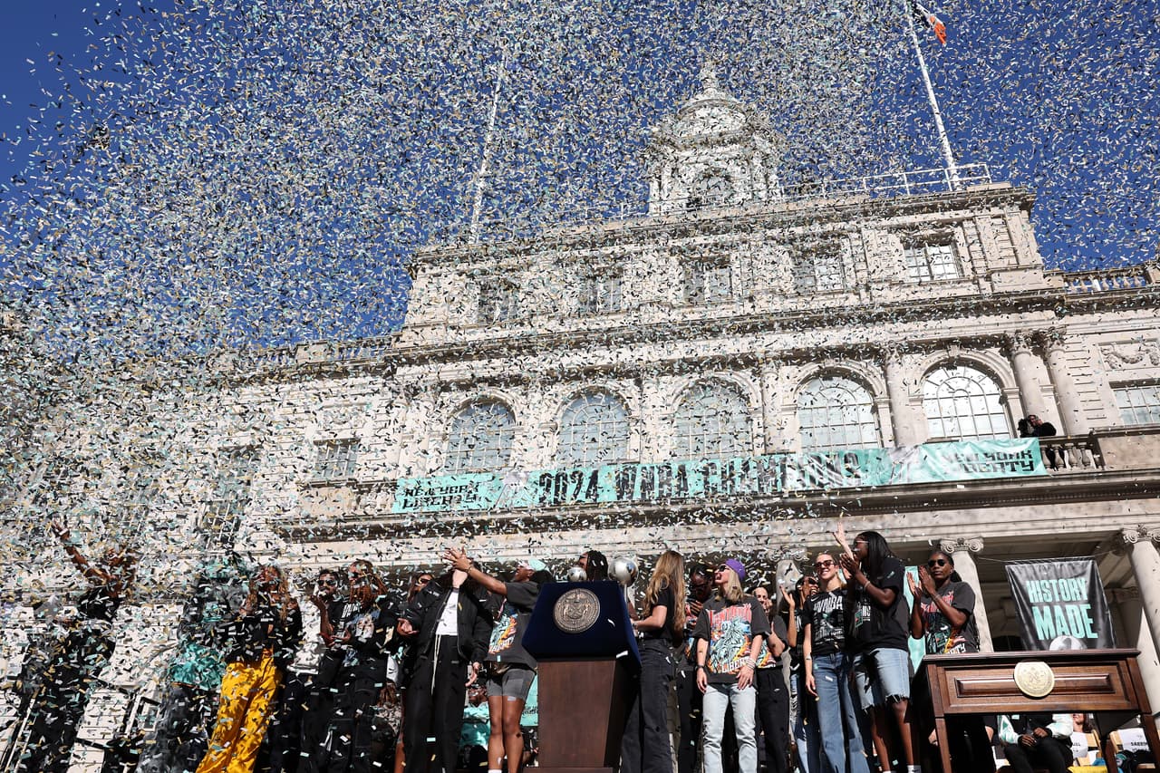 Autoridades locales, incluido el alcalde Eric Adams, se sumaron a la celebración, destacando el impacto del triunfo no solo en el ámbito deportivo, sino también como símbolo de orgullo para la ciudad de Nueva York.