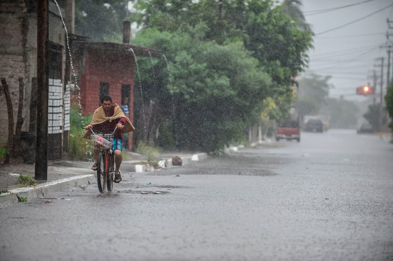 Las fuertes lluvias comenzaron por la tarde del martes y las autoridades desalojaron a más de 4,250 personas en las localidades costeras e instalaron 58 alberges antes de que llegara la tormenta.