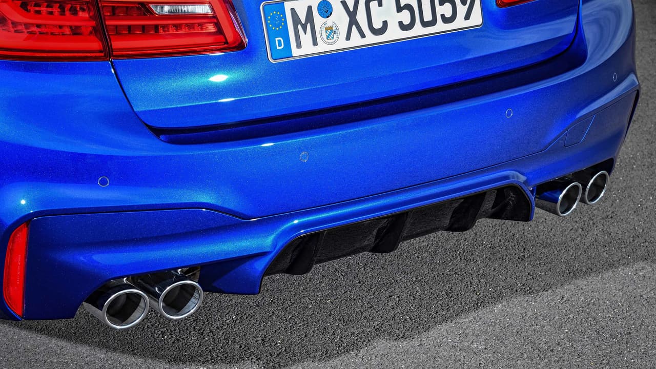 El M5 de serie ofrece una velocidad máxima de 155 mph (248 km/h)