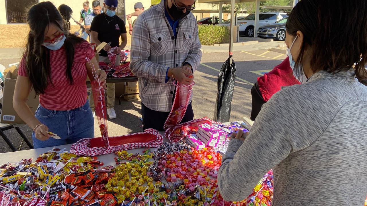 Hace 53 años Chicanos Por La Causa (CPLC), comenzó a ayudar a los más necesitados durante estas fiestas.Hace 53 años Chicanos por la Causa, comenzó a ayudar a los más necesitados durante estas fiestas.