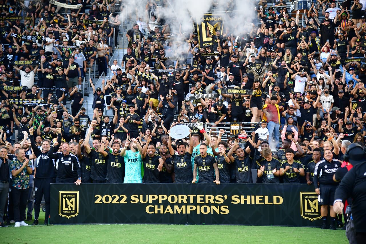 El delantero mexicano Carlos Vela fue uno de los jugadores más ovacionados al momento de recibir la Supporters Shield en el Banc of California Stadium luego de la derrota 0-1 ante Nashville en el cierre de la fase regular de la MLS.
<br>Gary A. Vasquez/Gary A. Vasquez-USA TODAY Sports