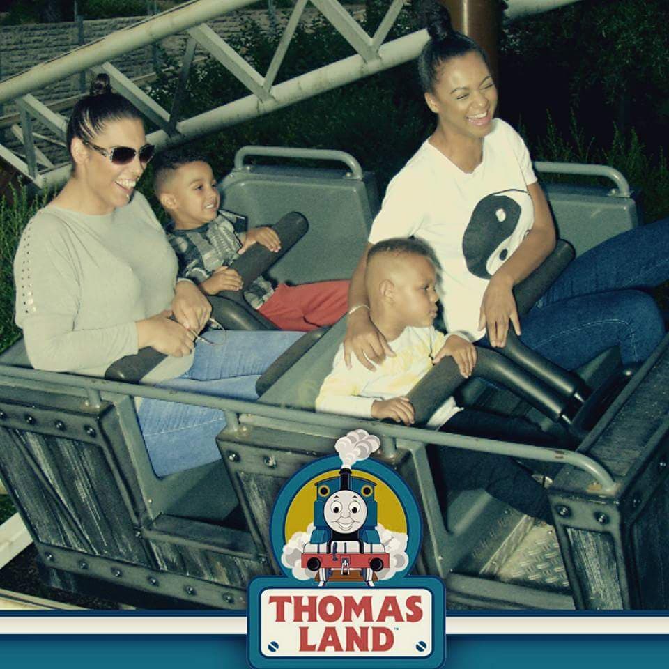 Ella se subió a una montaña rusa, pero uno de los encargados le pidió moverse a un asiento más grande.