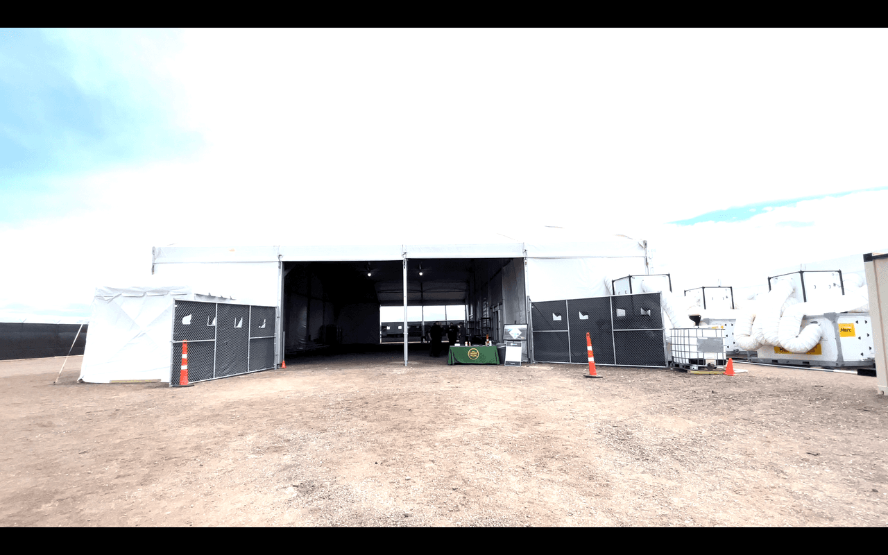 Así luce el exterior de el centro de procesamiento de la Patrulla Fronteriza en Tucson, que tuvo un costo de mas de 30 millones de dólares. La infraestructura tiene capacidad para albergar a 500 personas, pero debido a la pandemia solo podrán albergarla mitad. 
<br>
