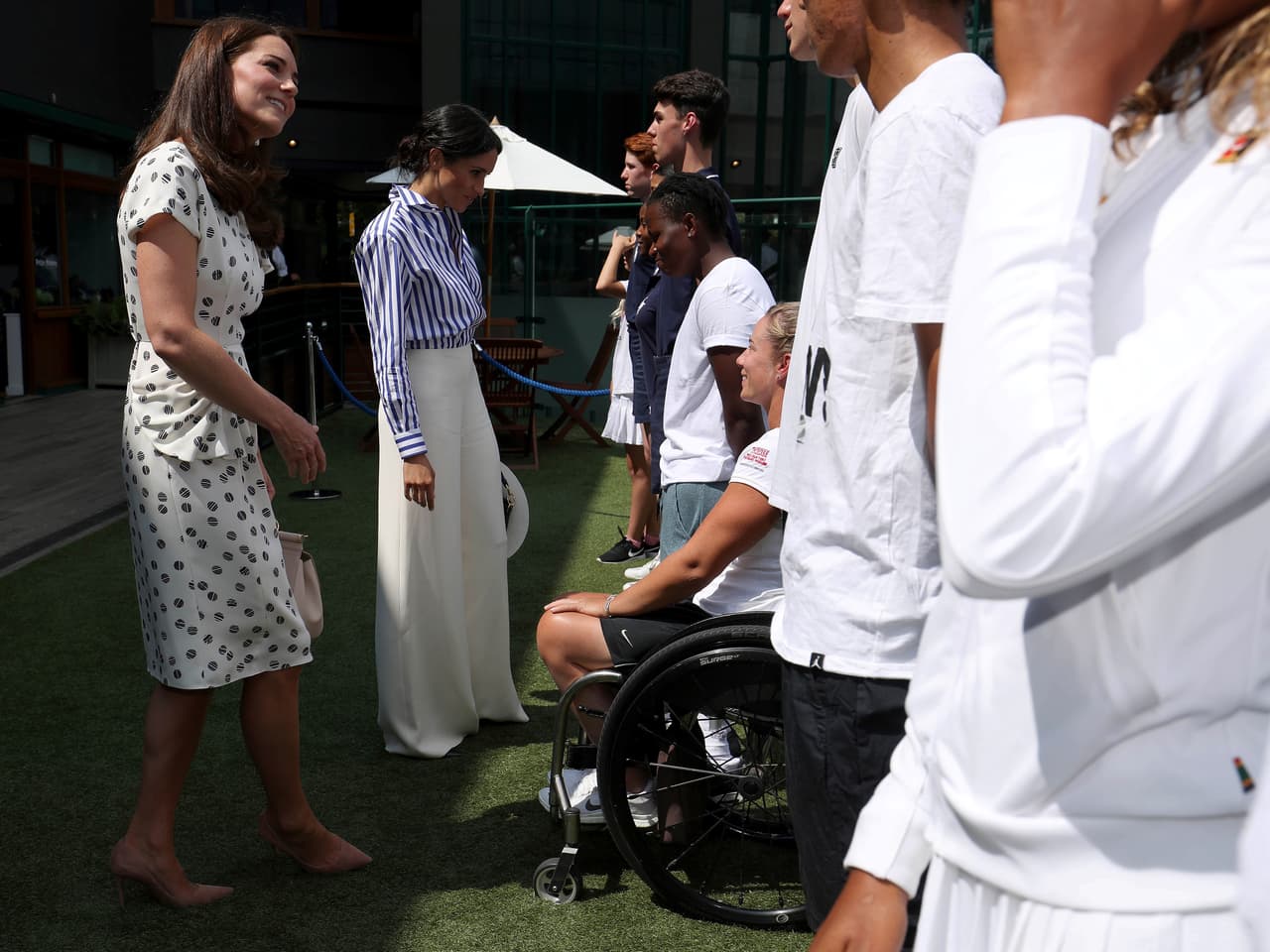 La combinó con unos
<a href="https://www.ralphlauren.com/women-clothing-pants/charmain-silk-wide-leg-pant/322516.html?ranMID=37812&ranEAID=QFGLnEolOWg&ranSiteID=QFGLnEolOWg-I4XIBiW3_wtpVCK9SjpRqA&utm_source=Affiliate&utm_campaign=QFGLnEolOWg&utm_medium=QFGLnEolOWg-I4XIBiW3_wtpVCK9SjpRqA&SiteId=QFGLnEolOWg-I4XIBiW3_wtpVCK9SjpRqA"><u>pantalones blancos</u></a> de cintura alta de la misma marca en seda italiana que aunque tenían una hermosa caída eran extremadamente largos para la altura de Meghan ($1,690). Una elección que de inmediato causó algunos comentarios en
<a href="https://www.thesun.co.uk/fabulous/6779169/meghan-markle-wore-a-109-ralph-lauren-shirt-to-wimbledon-but-people-think-she-looked-like-she-worked-there/">redes sociales</a> asegurando que iba vestida casi como un juez de línea.