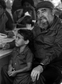 En 1989 celebró sus 63 años en compañía de algunos trabajadores de la construcción en La Habana. Foto: AFP.