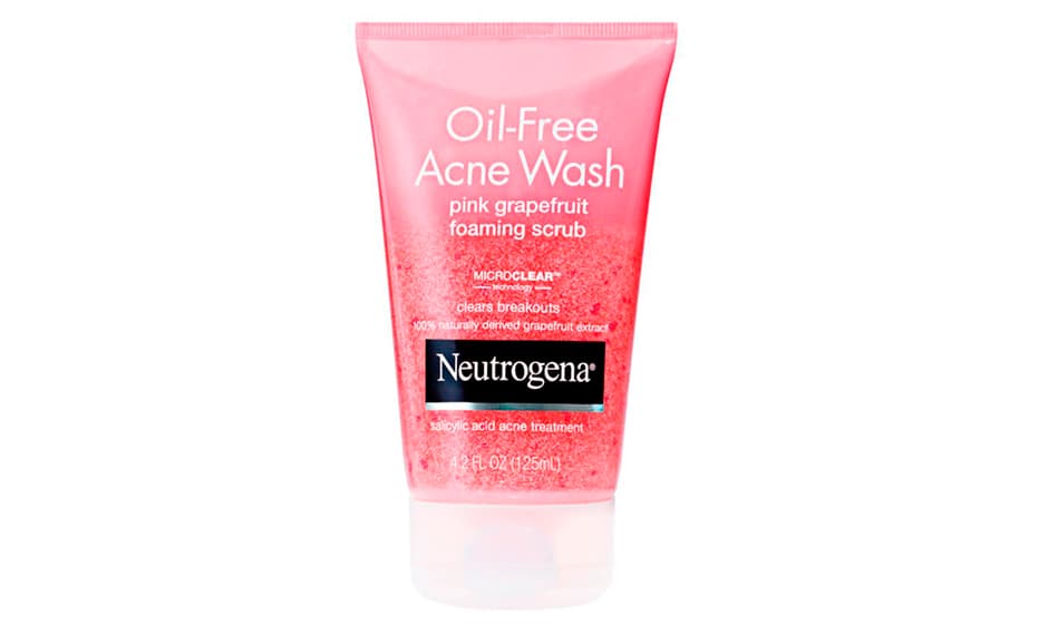 La relación precio-calidad de este producto es excelente.
<b> Ayuda a controlar el acné y los puntos negros.</b> El ácido salicílico 
<b>evita que los poros de la piel se obstruyan con bacterias.</b> Tras usarlo puedo afirmar que sí he notado mi rostro mucho más limpio, suave y con los poros libres de impurezas. 
<br>
<br>
<i><b>Pink grapefruit foaming scrub,</b> Neutrogena, <a href="http://es.neutrogena.com/category/acne/oil-free+acne+wash+pink+grapefruit.do">neutrogena.com,</a> $7.99 dólares. </i>
<br>