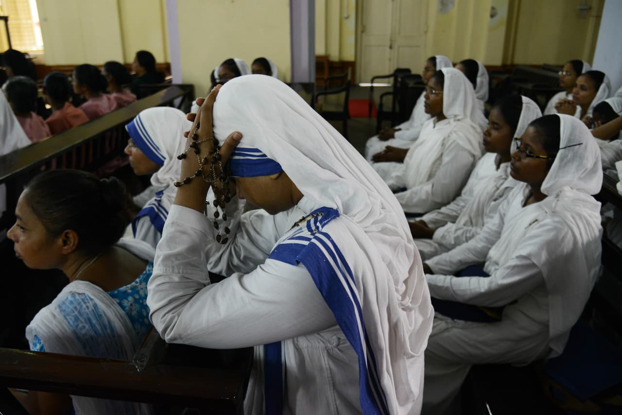 De acuerdo con relatos de la propia iglesia católica, la Virgen se le habría aparecido a Santo Domingo de Guzmán en Francia.