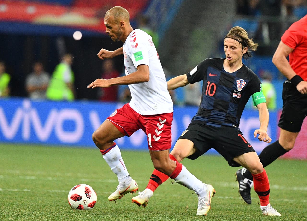 Luka Modric también tuvo que contribuir en funciones de marca, como en esta acción contra el danés Martin Braithwaite.