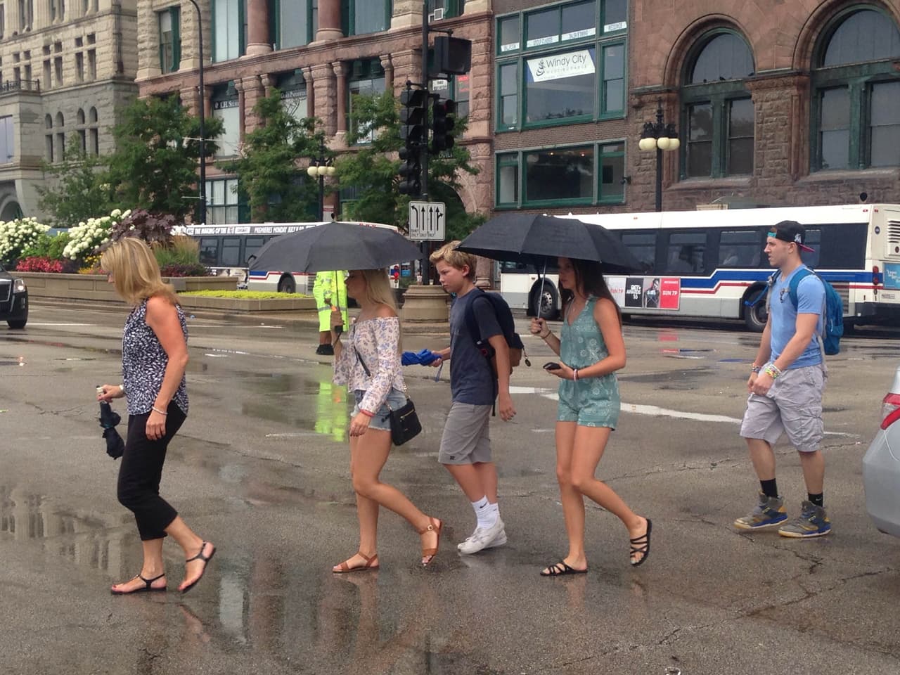 Ni la lluvia detuvo a los asistentes a Lollapalooza 2016 que arrancó su primer día en el Grant Park.
