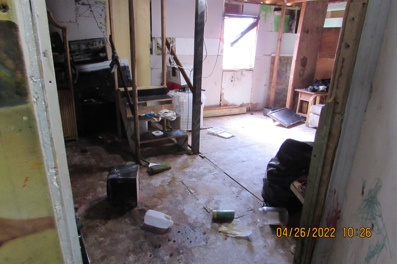 Las fotos muestran el piso lleno de heces y sucio. Además las paredes tenían cables saliendo por las paredes. Los policías dijeron que la comida estaba podrida.