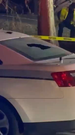 Así quedó el cristal de una patrulla.