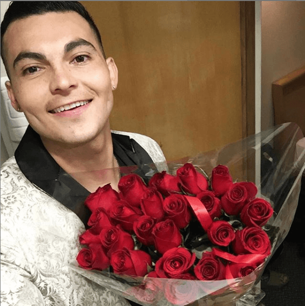 El cantante comentó que 
<b>un grupo de jóvenes les lanzó objetos</b> mientras pasaban por la autopista, a hora y media de la ciudad de Guadalajara.