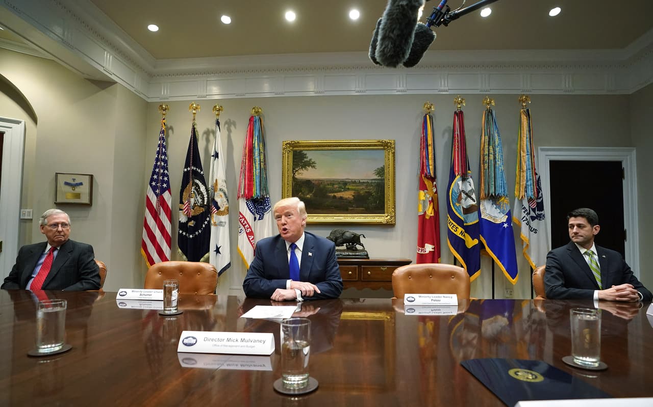 Cuando la tarde del martes, el presidente Trump habló con la prensa en una reunión en el Salón Roosevelt de la Casa Blanca era imposible no fijarse en dos asientos notablemente vacíos que tenía ambos lados, los que, según se lee en los carteles, corresponderían al líder demócrata en el Senado Chuck Schumer y la de la jefa de los demócratas en la Cámara de Representantes Nancy Pelosi. Ambos desistieron de ir al encuentro aduciendo que el presidente dijo que no habría acuerdo posible con ellos sobre cómo financiar el gobierno y completar la agenda legislativa.